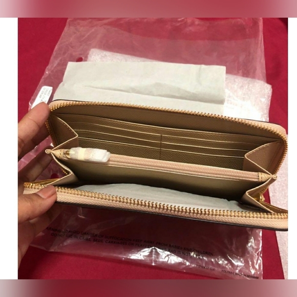 COACH DESIGNER Beige Zip Crossgrain accordian wallet - Picture 2 of 3